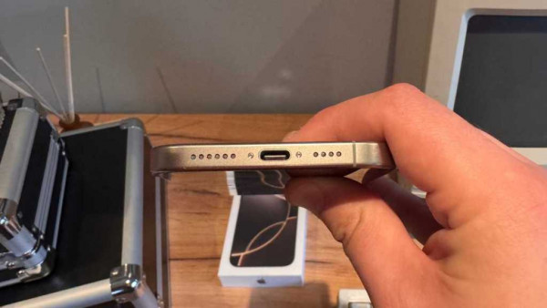 iPhone 16 Pro Max USB-C Charging