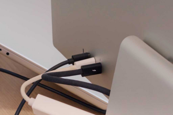 Apple Studio Display ports