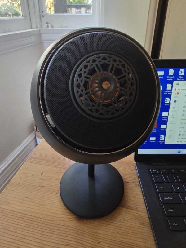 Creative Pebble Nova