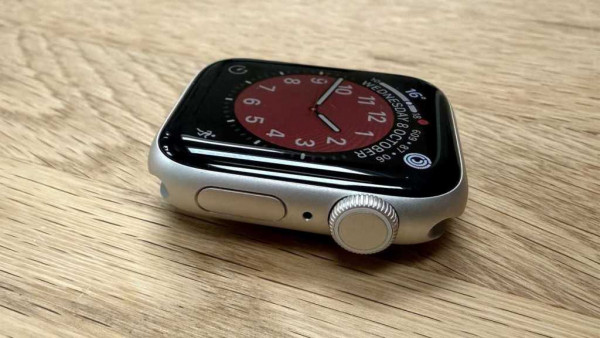 Apple Watch SE 3 review: Side view