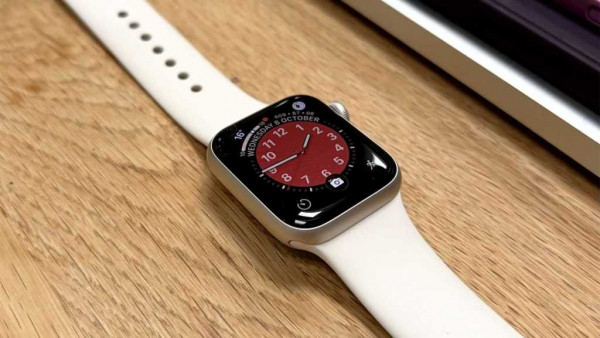 Apple Watch SE 3 review California face