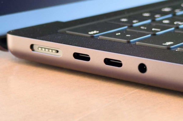M5 MacBook Pro port
