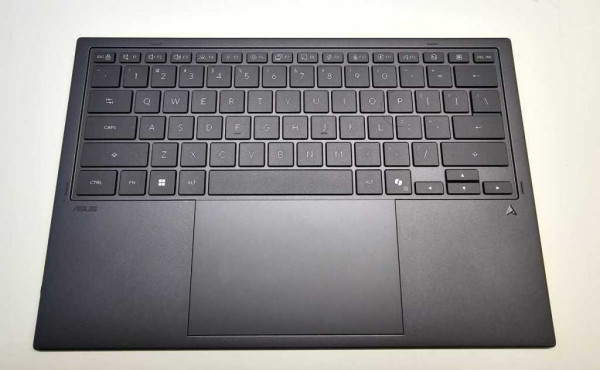 Asus ZenBook Duo Panther Lake keyboard