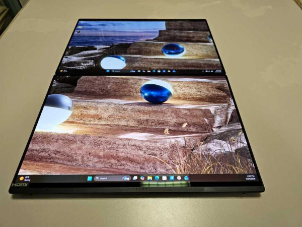 Asus ZenBook Duo Panther Lake flat