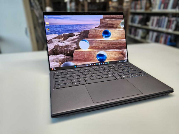 Asus ZenBook Duo Panther Lake clamshell mode