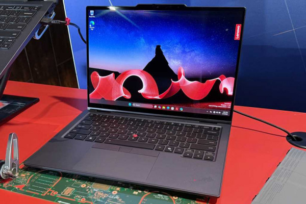 Lenovo-ThinkPad-X1-Carbon-Aura-Edition-at-CES-2026