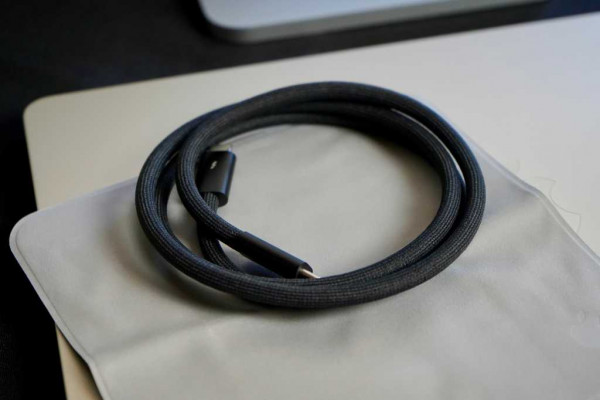 Pro Display XDR cloth and cable