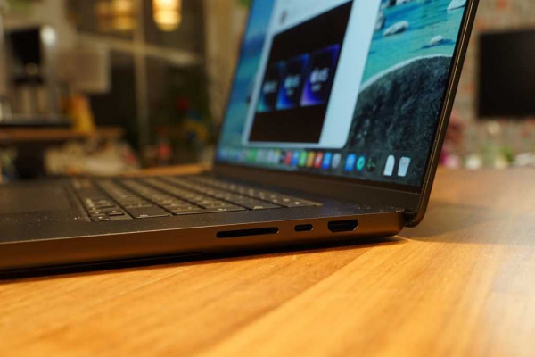 Macbook Pro 16 M5 Max, portarna på höger sida.
